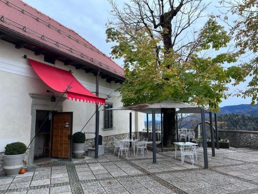 retractable manual awning